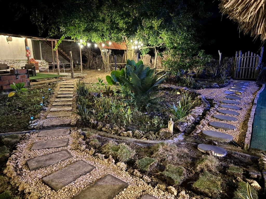 Jardín y caminos de Hotel Paradise
