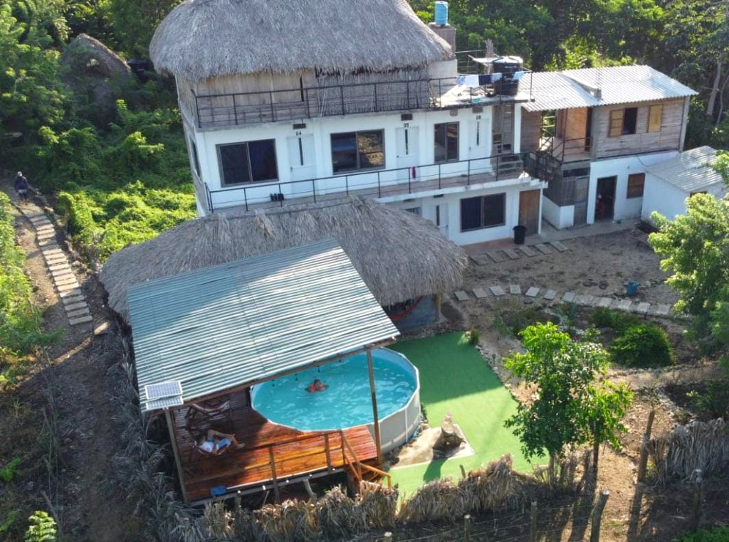 Fachada y piscina de Hotel Paradise