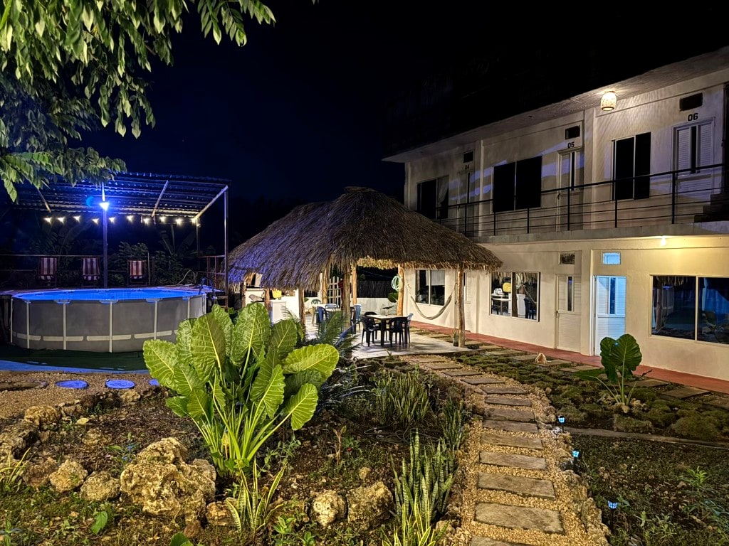 Piscina y deck de Hotel Paradise