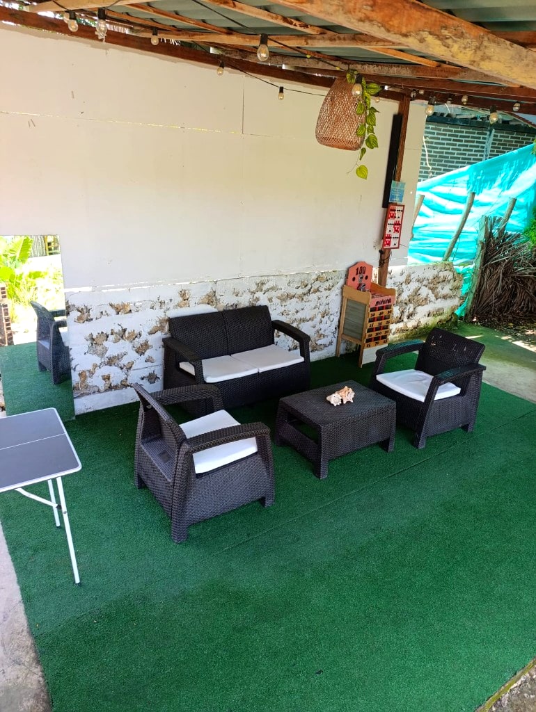 Sala bajo techo de palma