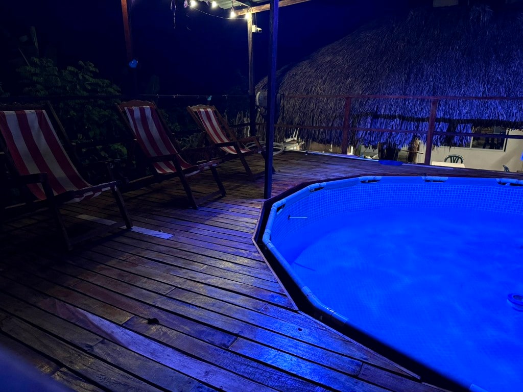 Piscina y kiosco de noche