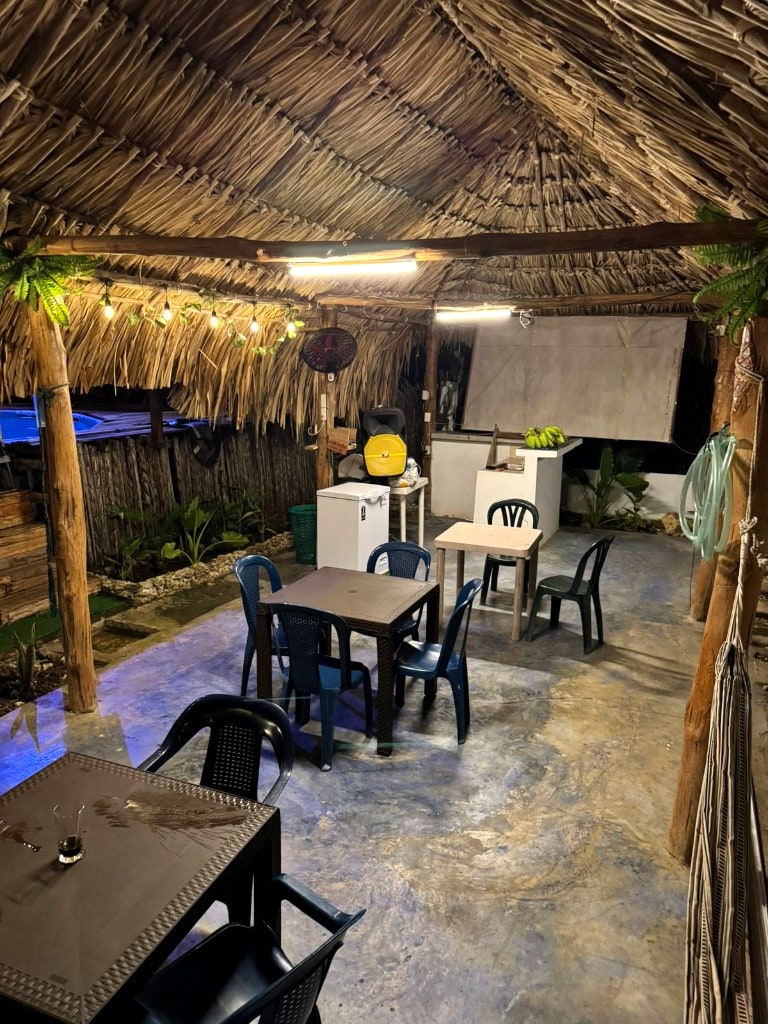 Comedor bajo palapa