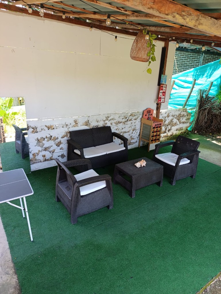 Lounge con sofás y juego de la rana
