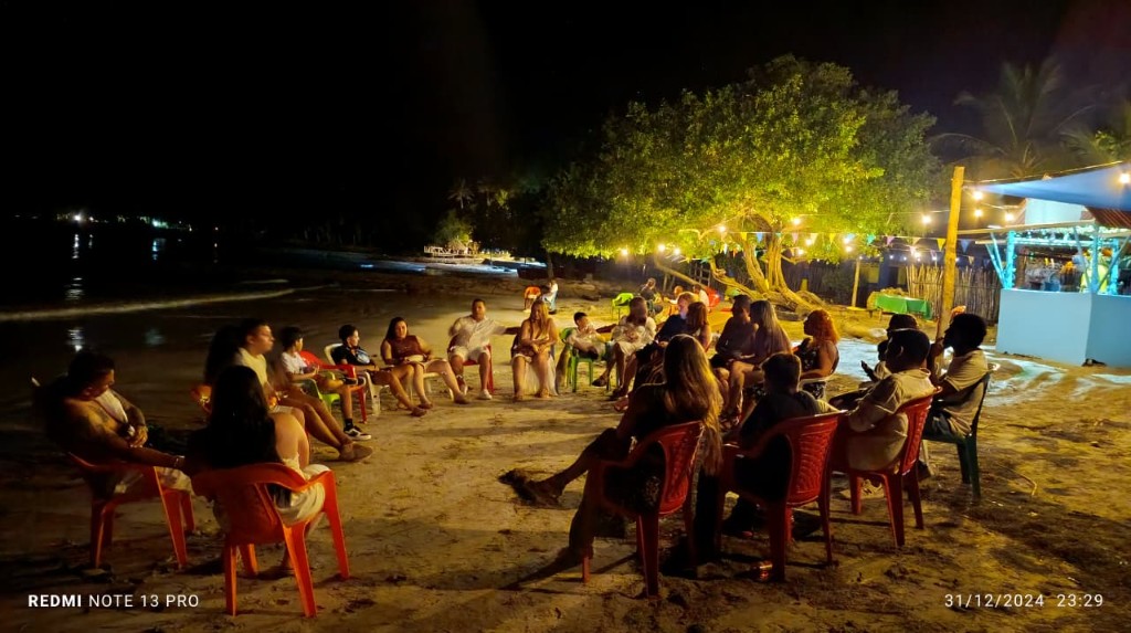Reunión nocturna en la playa con luces
