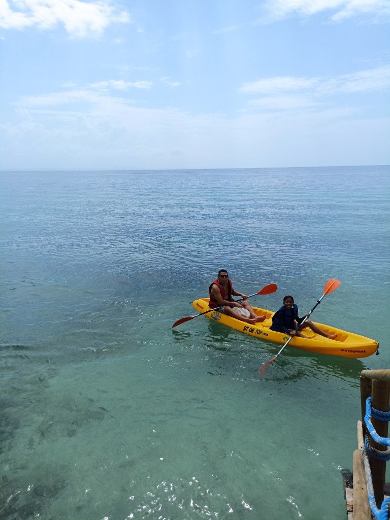 Kayak amarillo en aguas turquesa