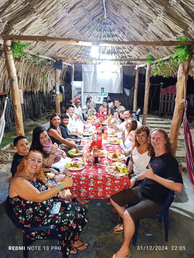 Grupo cenando en el salón bajo techo de palma