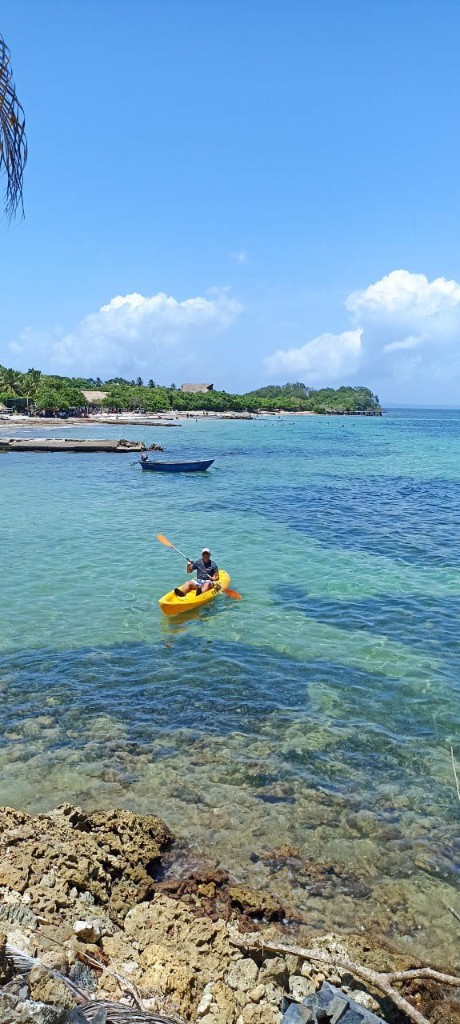 Kayak frente a la costa verde de la isla